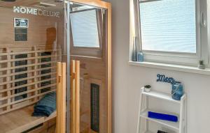 eine Dusche mit Glastür im Badezimmer in der Unterkunft Ocean's Twenty-One in Tossenserdeich + 19 Fotos