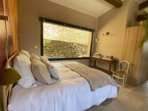 Un dormitorio con una cama grande y una ventana en Le mazet Tihou - Le mas du tilleul, en Le Beausset 30 fotos más