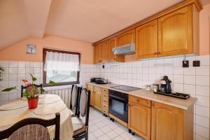 Kuchyňa alebo kuchynka v ubytovaní 6RoomS HÉVÍZ-BALATON