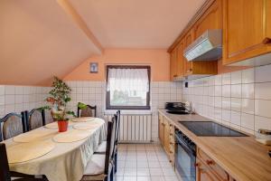 Kuchyňa alebo kuchynka v ubytovaní 6RoomS HÉVÍZ-BALATON
