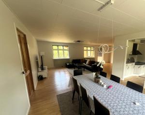 ein Wohnzimmer mit einem Tisch und einem Sofa in der Unterkunft Waves & Waterslides in Rødby