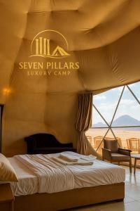 Postel nebo postele na pokoji v ubytování Seven Pillars Luxury Camp