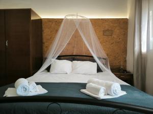 a bed with two towels on top of it at Aloni Studio in Azoyirás