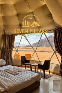 Postel nebo postele na pokoji v ubytování Seven Pillars Luxury Camp