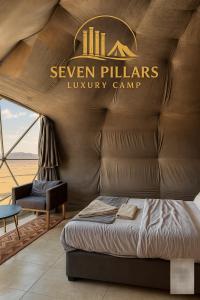 Postel nebo postele na pokoji v ubytování Seven Pillars Luxury Camp