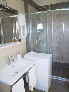 Kúpeľňa v ubytovaní Apartment in Jadranovo with Two-Bedrooms 1