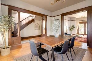 Khu vực ghế ngồi tại 2BR Historic Soul District Remodel