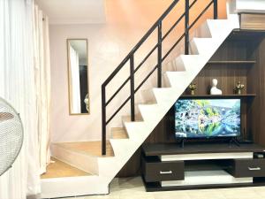 Μια τηλεόραση ή/και κέντρο ψυχαγωγίας στο Unit 3 - Affordable Home Near Mactan Cebu Airport +5 φωτογραφίες