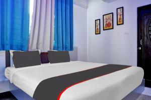 Super Collection O Eon Inn Near Pune Airport客房内的一张或多张床位