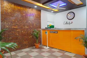 KharadiSuper Collection O Eon Inn Near Pune Airport的大厅有橙色的门和砖墙 更多31张照片