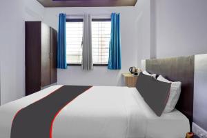 Super Collection O Eon Inn Near Pune Airport客房内的一张或多张床位