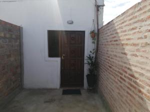 Habitación con puerta y pared de ladrillo en Acuario 2, en Presidencia Roque Sáenz Peña 2 fotos más
