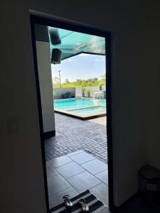 Bazén v ubytování Mami Apartments nebo v jeho okolí