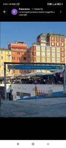 ボローニャにあるVie d'acqua Little Venice Center BOのフェリーのある建物の写真