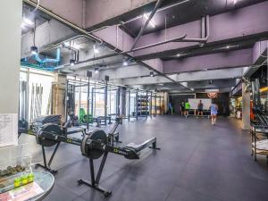 een fitnessruimte met een heleboel apparatuur in een kamer bij Studio room with private garden in Center Sathorn in Bangkok