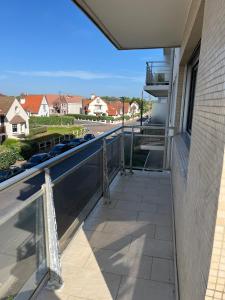 een balkon van een gebouw met uitzicht op een straat bij Le Grand Large Front de Mer in Le Touquet-Paris-Plage