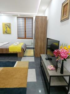 una stanza con un letto, un divano e un tavolo di Urban Garden Apartments - Iris a Belgrado