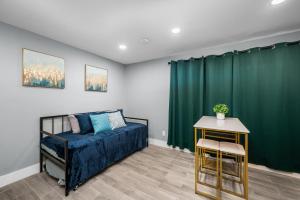 Et opholdsområde på Chic & Cozy Montrose Apt with Pool & Parking + 13 billeder