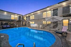 Swimmingpoolen hos eller tæt på Chic & Cozy Montrose Apt with Pool & Parking