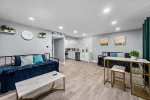 Køkken eller tekøkken på Chic & Cozy Montrose Apt with Pool & Parking