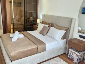 una camera da letto con un letto grande con asciugamani sopra di City Chic stade&centre Princesse a Casablanca Altre 11 foto
