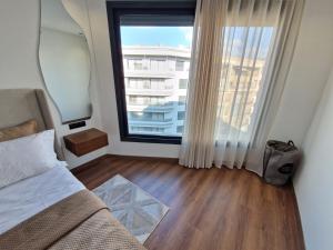 una camera da letto con un letto e una grande finestra di City Chic stade&centre Princesse a Casablanca