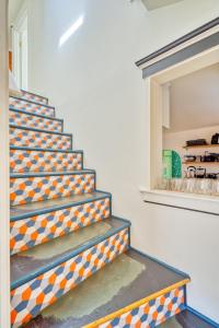 Una escalera naranja y blanca en una cocina. en Spacious 4BR - Walkable - Funky PDX Vibes, en Portland 12 fotos más