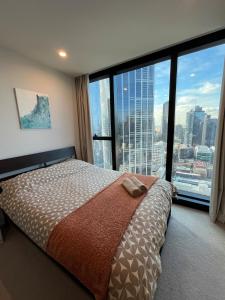 Giường trong phòng chung tại City Central 2Bed 2Bath Garage