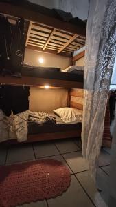 a couple of bunk beds in a room at Cama Quarto Black hostel Pousada Tijucas Lua Encantada in Tijucas
