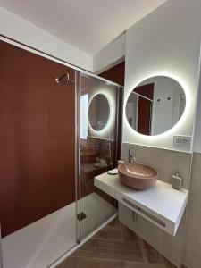 Koupelna v ubytování BELVEDERE SUITES Vista Mare, Eleganza e Comfort + 30 fotografií