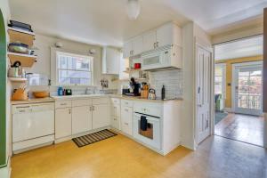 una gran cocina blanca con armarios y electrodomésticos blancos en Spacious 4BR - Walkable - Funky PDX Vibes, en Portland