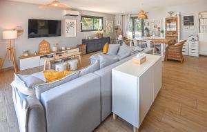 una sala de estar con un sofá y una mesa en Maison Avec Piscine Privée, en Monteux