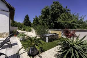 Aed väljaspool majutusasutust Holiday house with a swimming pool Pridraga - Cuskijas, Novigrad - 24776