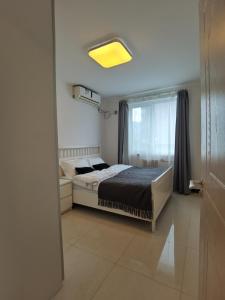 Postel nebo postele na pokoji v ubytování Capital International Home