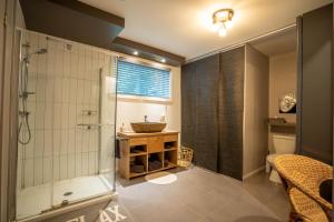 Spa and Pool Table - Le Picasso衛浴