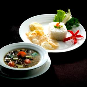ホテルの敷地内または近くでの食事または食べ物