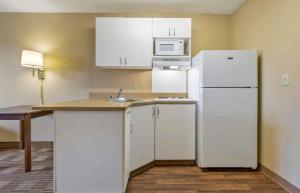 Kuchyň nebo kuchyňský kout v ubytování Extended Stay America Suites - Austin - Southwest