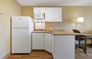 Kuchyň nebo kuchyňský kout v ubytování Extended Stay America Suites - Austin - Southwest