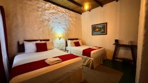 een slaapkamer met twee bedden in een kamer bij Garden Hotel in Copan Ruinas