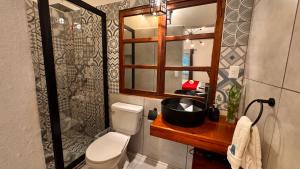een badkamer met een toilet, een raam en een wastafel bij Garden Hotel in Copan Ruinas +31 foto's
