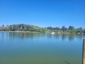 ein Blick auf ein großes Gewässer in der Unterkunft Casa con piscina en Condominio Lago Rapel BLQ in El Estero + 28 Fotos