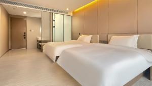 Voodi või voodid majutusasutuse 云泊夜酒店浦东机场店Yunboye Hotel Shanghai Pudong Airport Branch toas