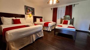 Een bed of bedden in een kamer bij Garden Hotel