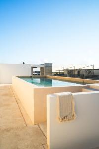 Bazén v ubytování La Bohème Ultra-Luxe Condo nebo v jeho okolí