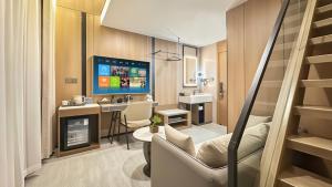 Televiisor ja/või meelelahutuskeskus majutusasutuses 云泊夜酒店浦东机场店Yunboye Hotel Shanghai Pudong Airport Branch