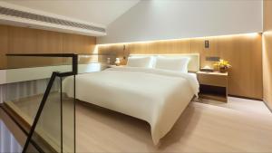 Voodi või voodid majutusasutuse 云泊夜酒店浦东机场店Yunboye Hotel Shanghai Pudong Airport Branch toas