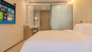 Voodi või voodid majutusasutuse 云泊夜酒店浦东机场店Yunboye Hotel Shanghai Pudong Airport Branch toas