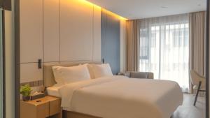 Voodi või voodid majutusasutuse 云泊夜酒店浦东机场店Yunboye Hotel Shanghai Pudong Airport Branch toas