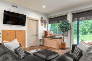 Una sala de estar con un sofá y un televisor. en River Dance Cabin, en Packwood