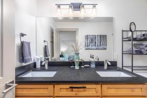 Un baño con dos lavabos y un espejo grande. en River Dance Cabin, en Packwood 44 fotos más